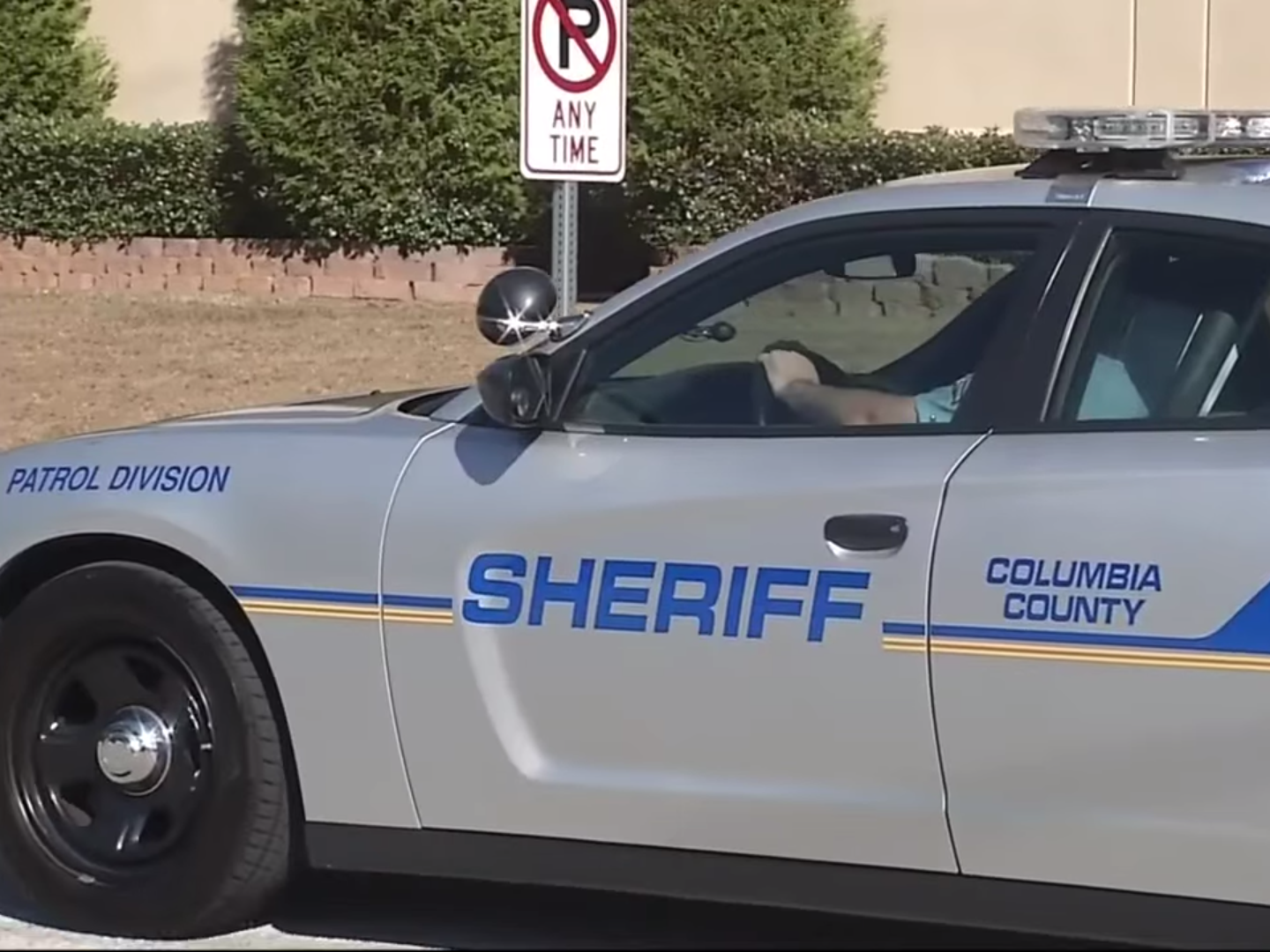 Wisconsin police tell locals to lock their doors after two convicted kidnappers escape from prison