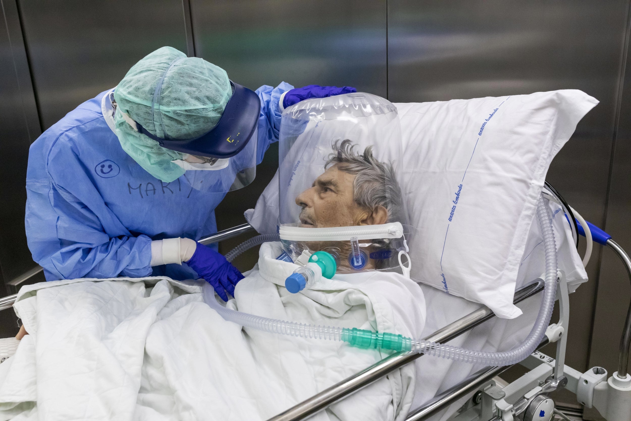 A nurse attends to a Covid-19 patient as?he is moved from?the ICU?(Getty)