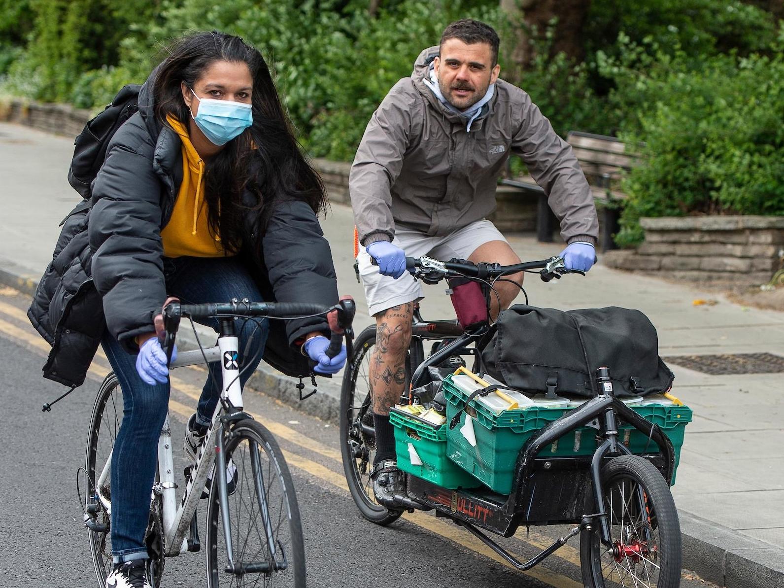 Tais Lima delivering meals with fellow volunteer Andre Ganser