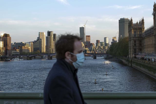 Government's health experts say the issue of whether members of the public should wear face masks is difficult