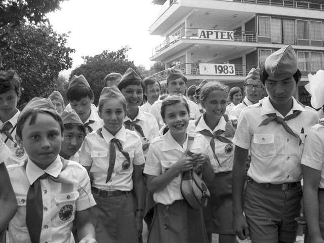 Samantha Smith (centre, with bag) staying at the Artek children's camp, Crimea, 1983
