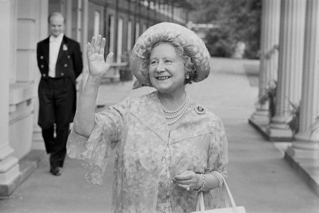 <p>The Queen Mother died in 2002 </p>