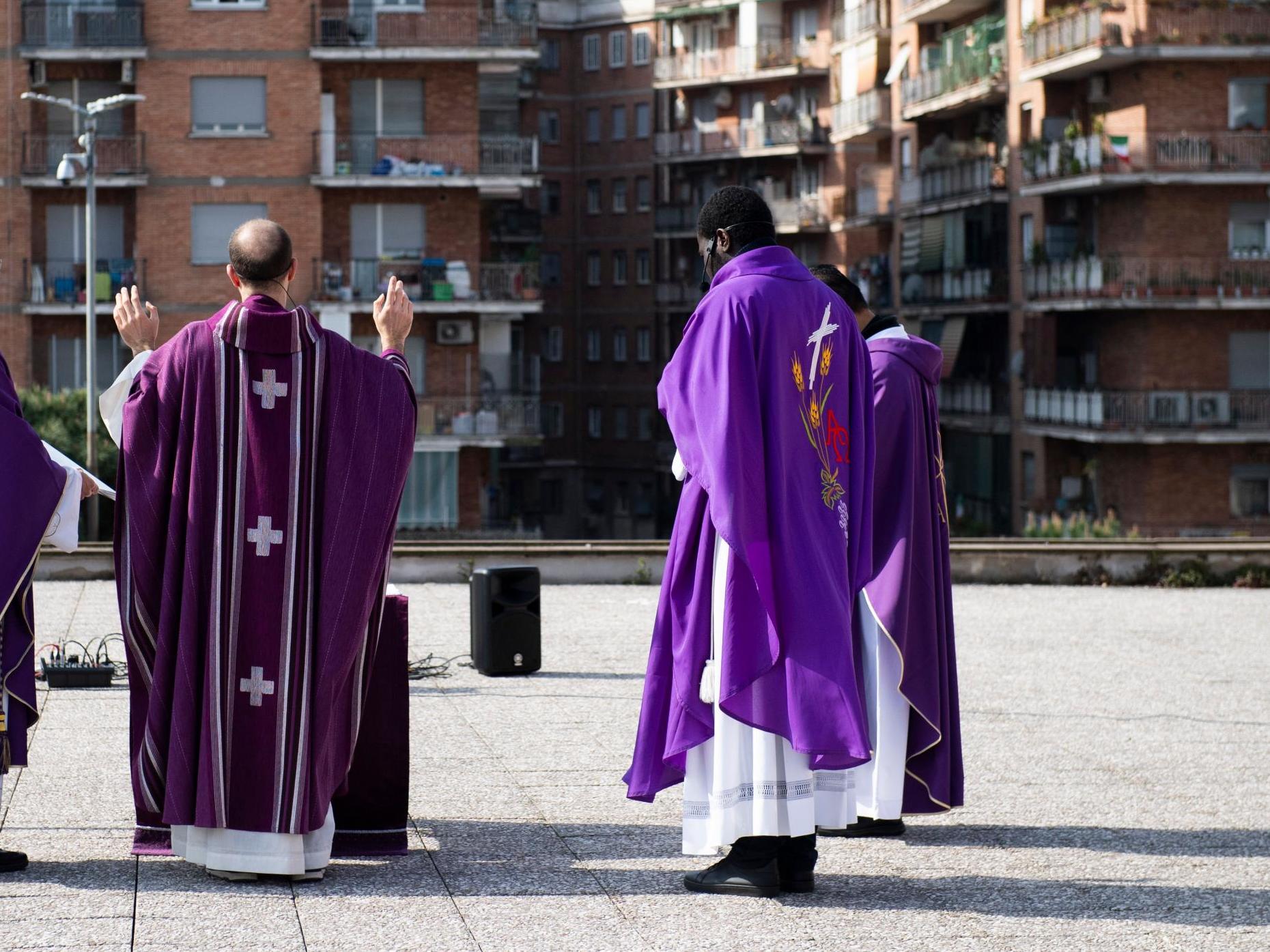 Coronavirus: Bishops criticise Italian government for excluding mass from plans to ease lockdown