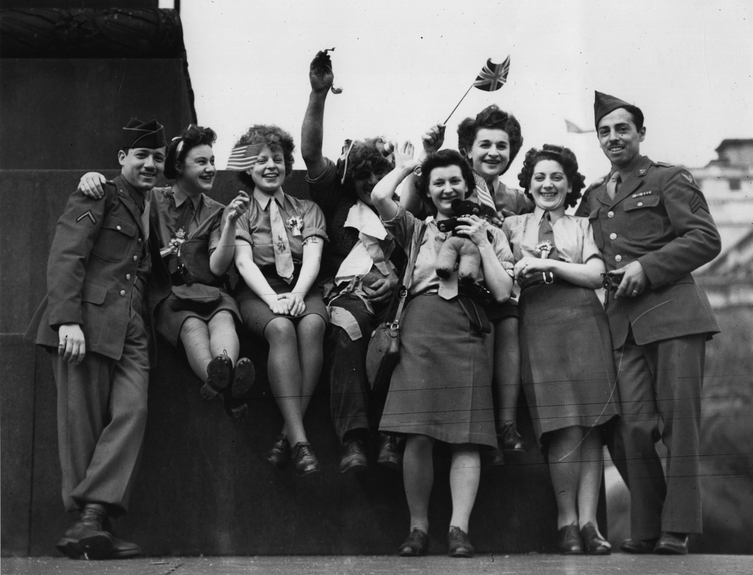 A group of ATS and American soldiers celebrate VE Day in Trafalgar Square on 8 Mary 1945 (Getty)