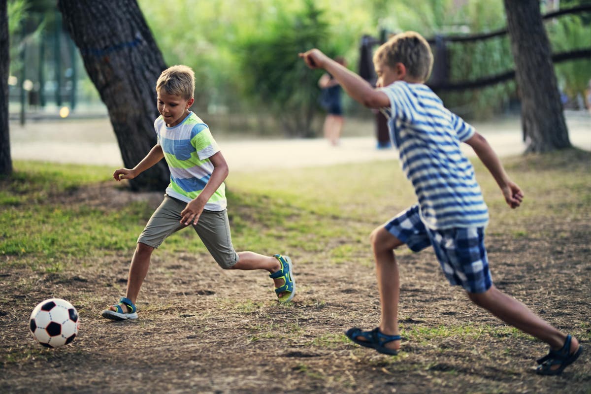 Fussball spielen. Two boys are playing soccer. Мальчики. Two boys playing. Футбол дети вектор.