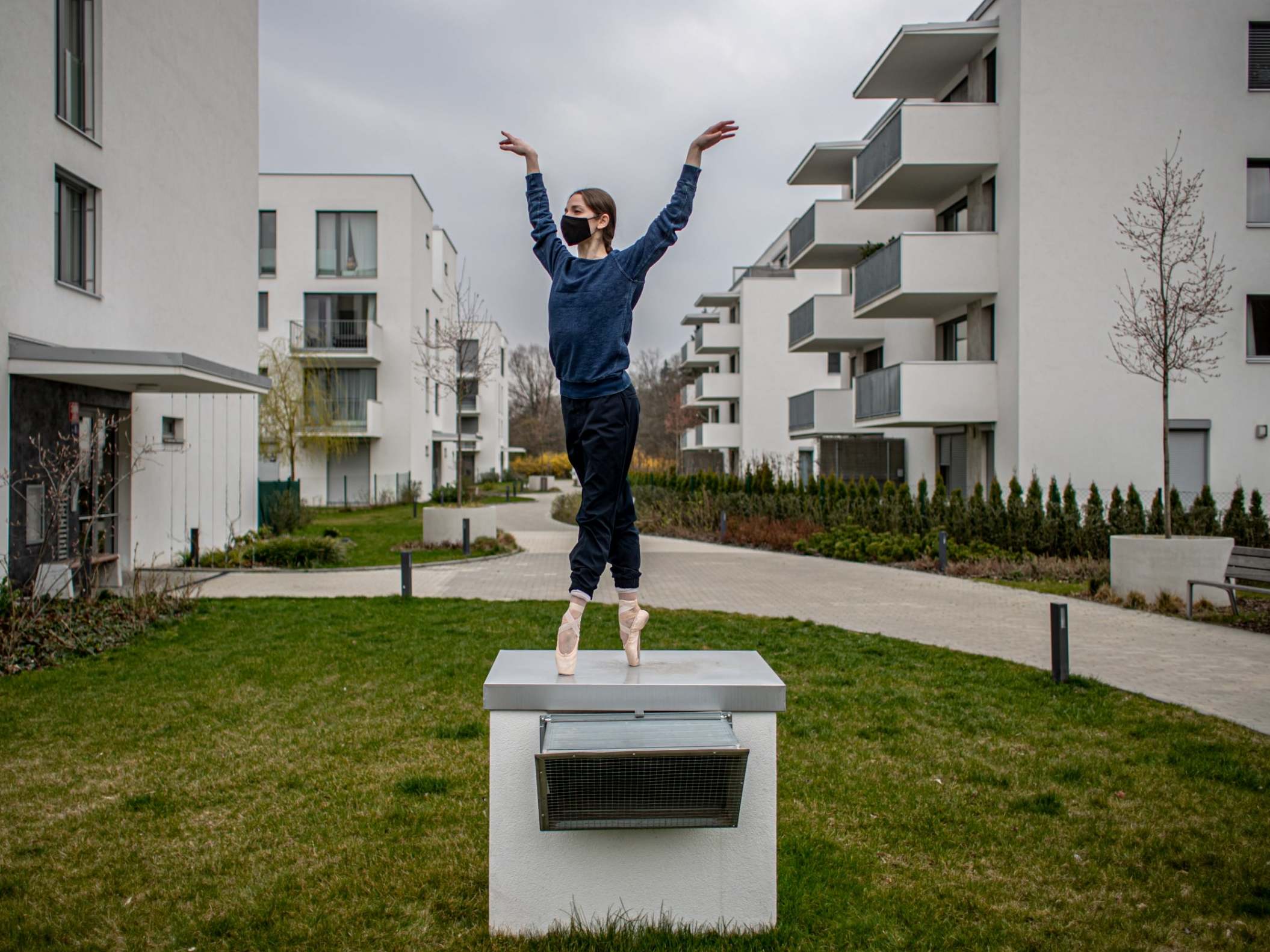 Lockdown life: How Czech National Ballet dancers are staying show-ready at home