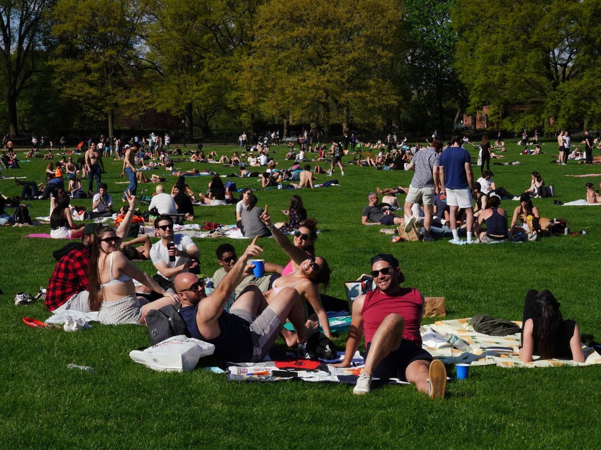 Coronavirus: Packed New York parks are ‘slap in face to medics dying on frontlines’, says ER doctor