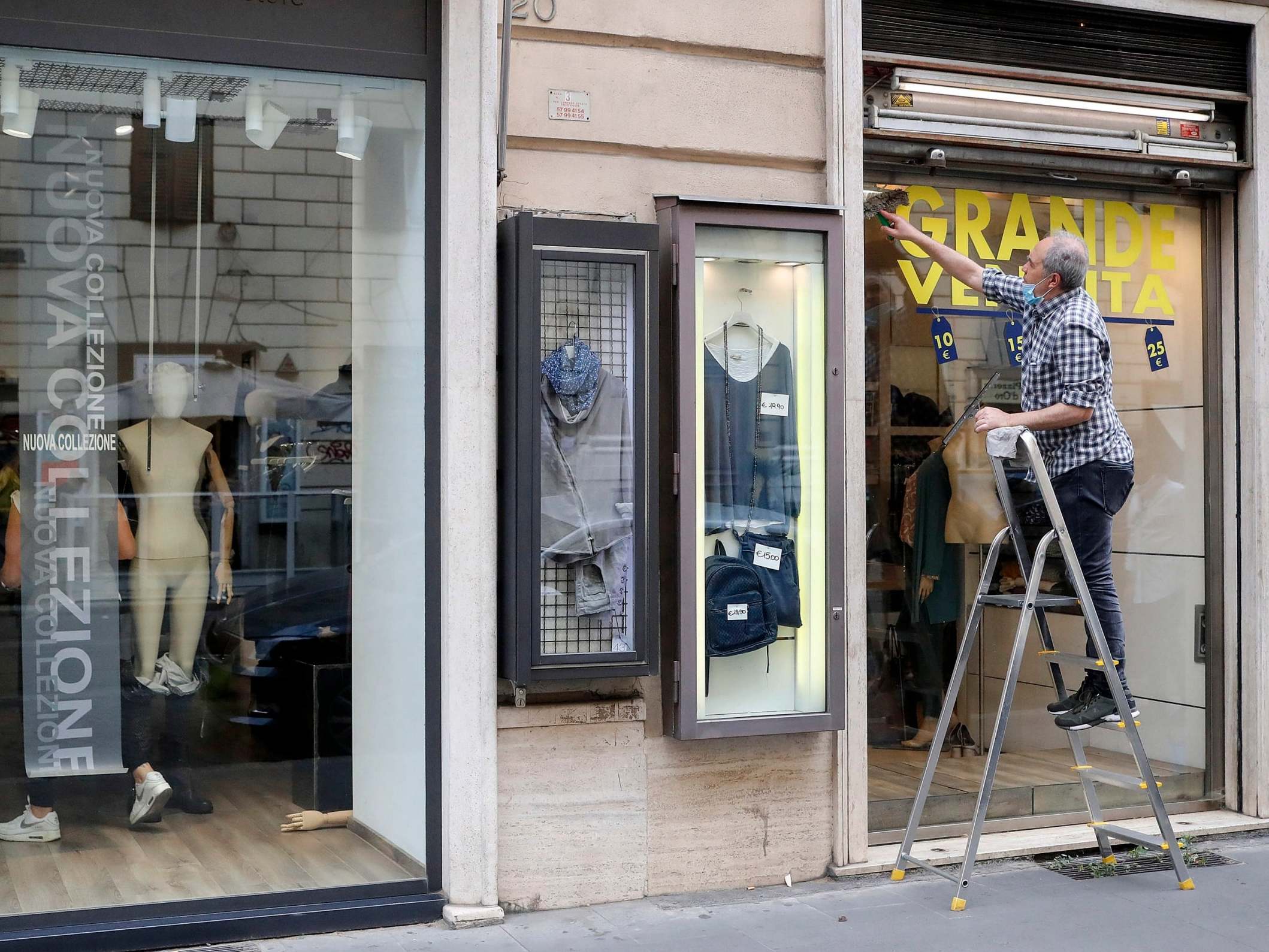 Shops in Rome are preparing for the reopening on 18 May