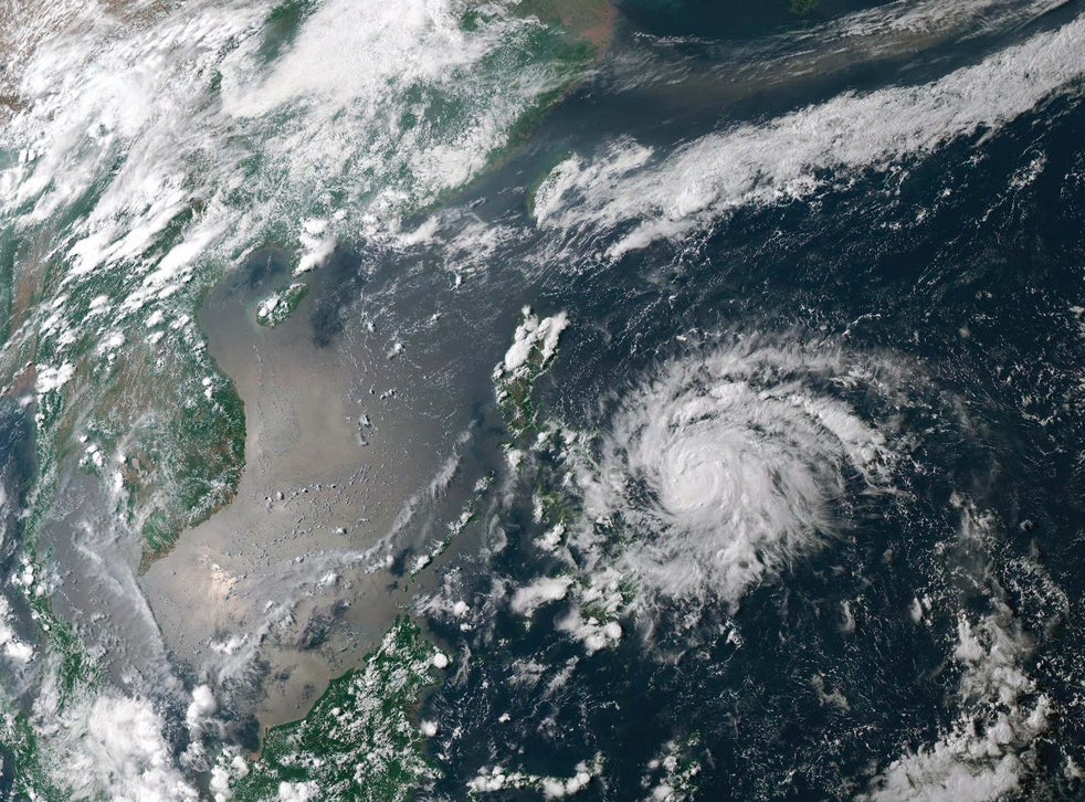 Typhoon Vongfong: Powerful storm makes landfall in Philippines with