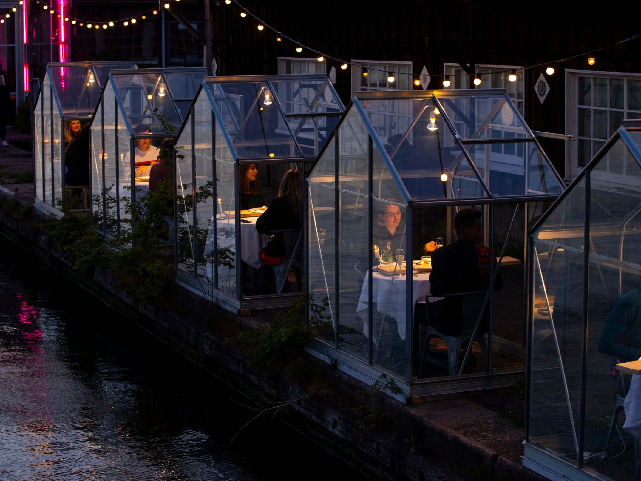 censuur Egomania Weg huis Amsterdam restaurant creates small greenhouses for diners to enjoy meals  while social distancing | The Independent | The Independent