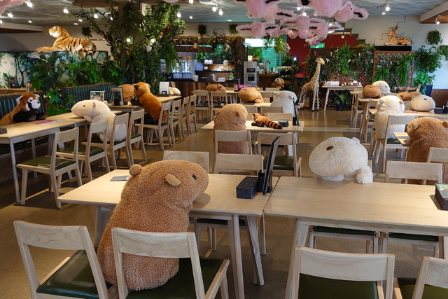 Capybaras make the perfect dining companions