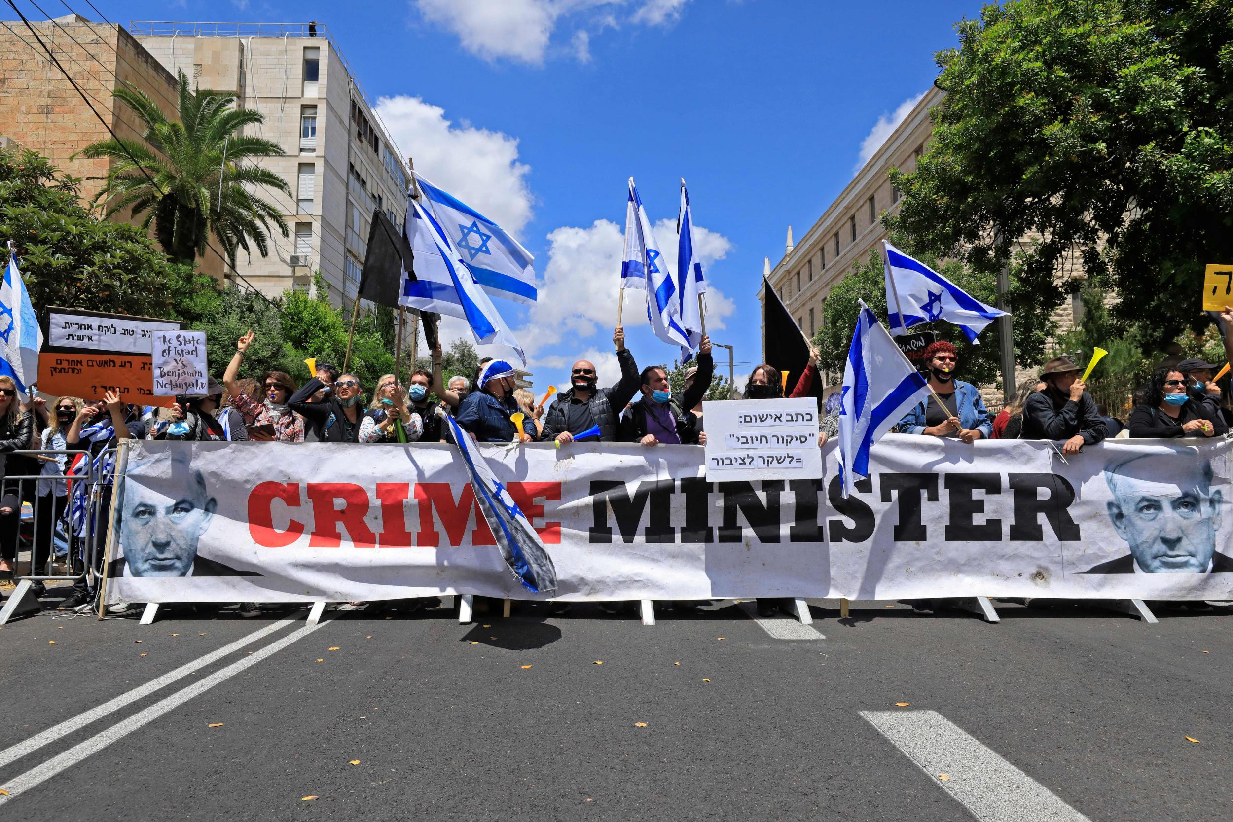 Israeli protesters rally against Prime Minister Netanyahu outside his residence in Jerusalem (Emmanuel Dunand/AFP via Getty Images)