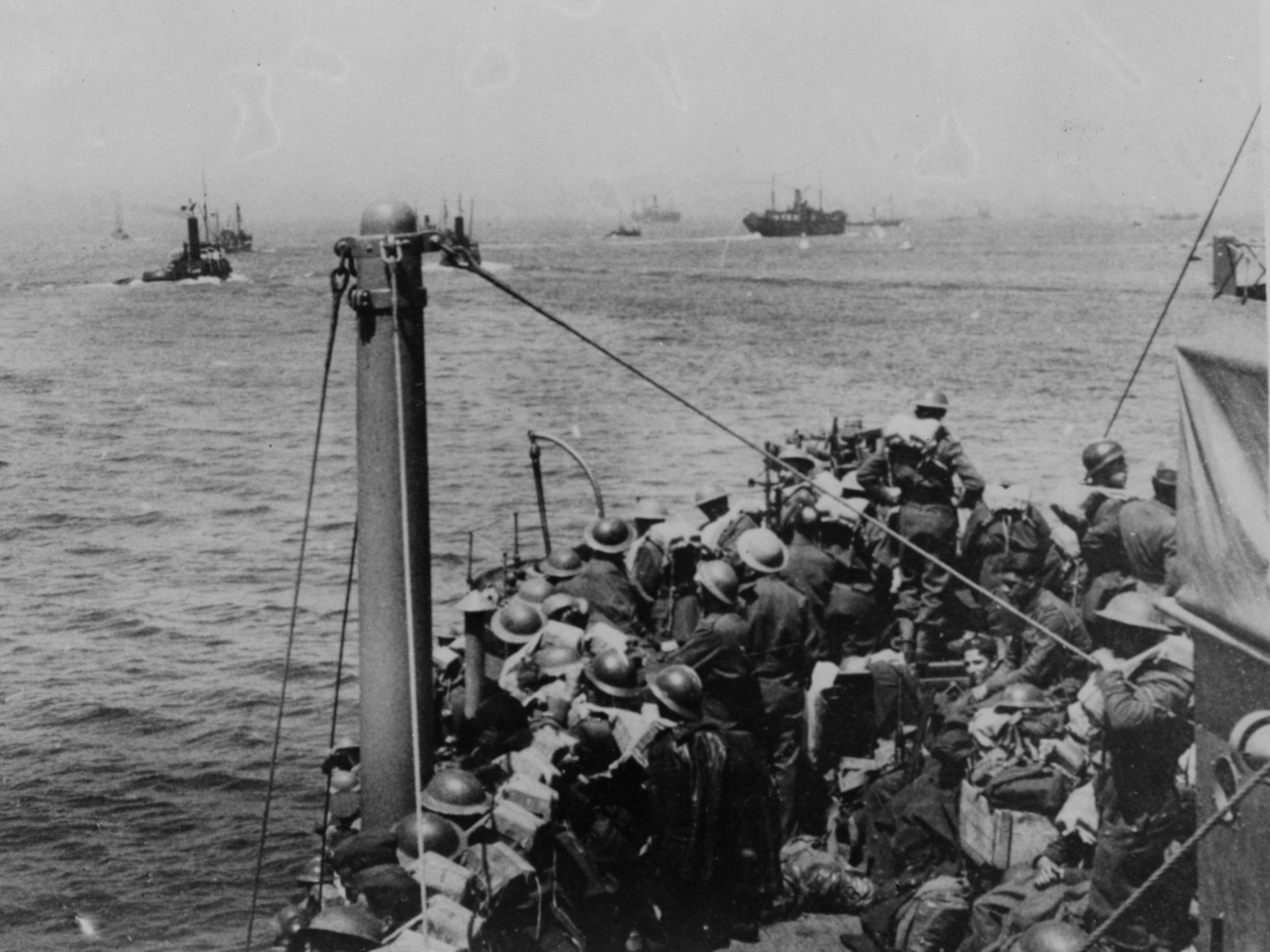 Members of the British Expeditionary Force evacuate from Dunkirk