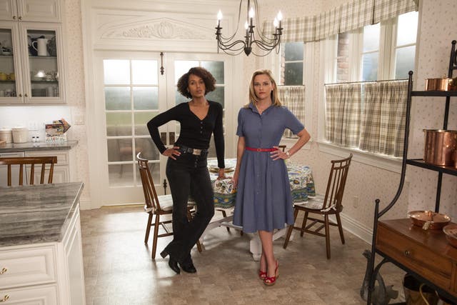 Reese Witherspoon as Elena and Kerry Washington as Mia in Hulu's 'Little Fires Everywhere' 