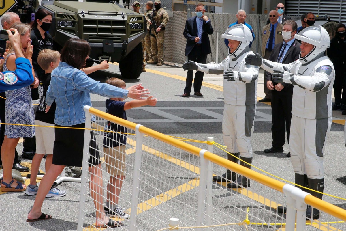 Astronauts Bid Goodbye To Space Station Crew Cbs News