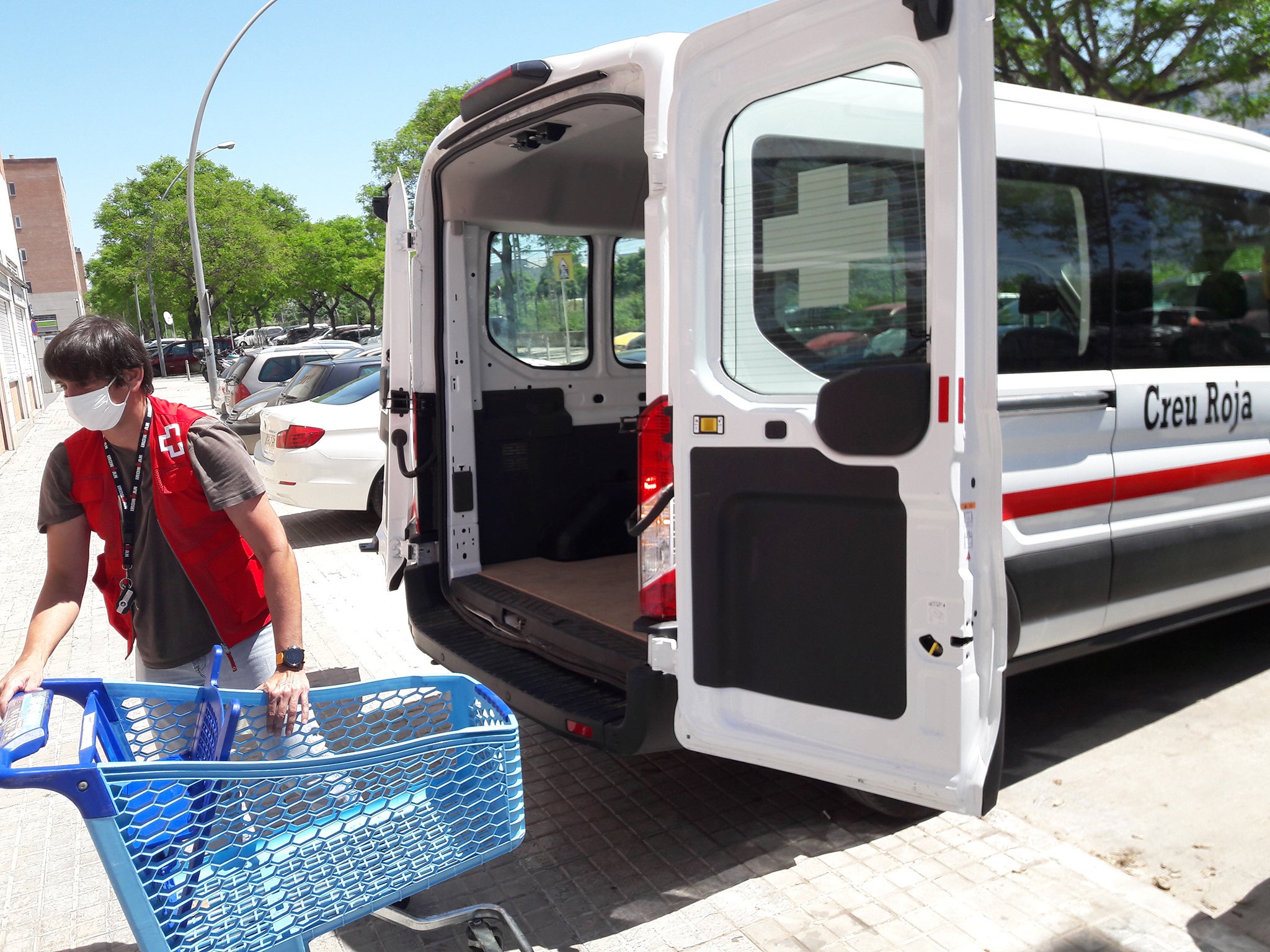 Volunteers unpack a Red Cross food van