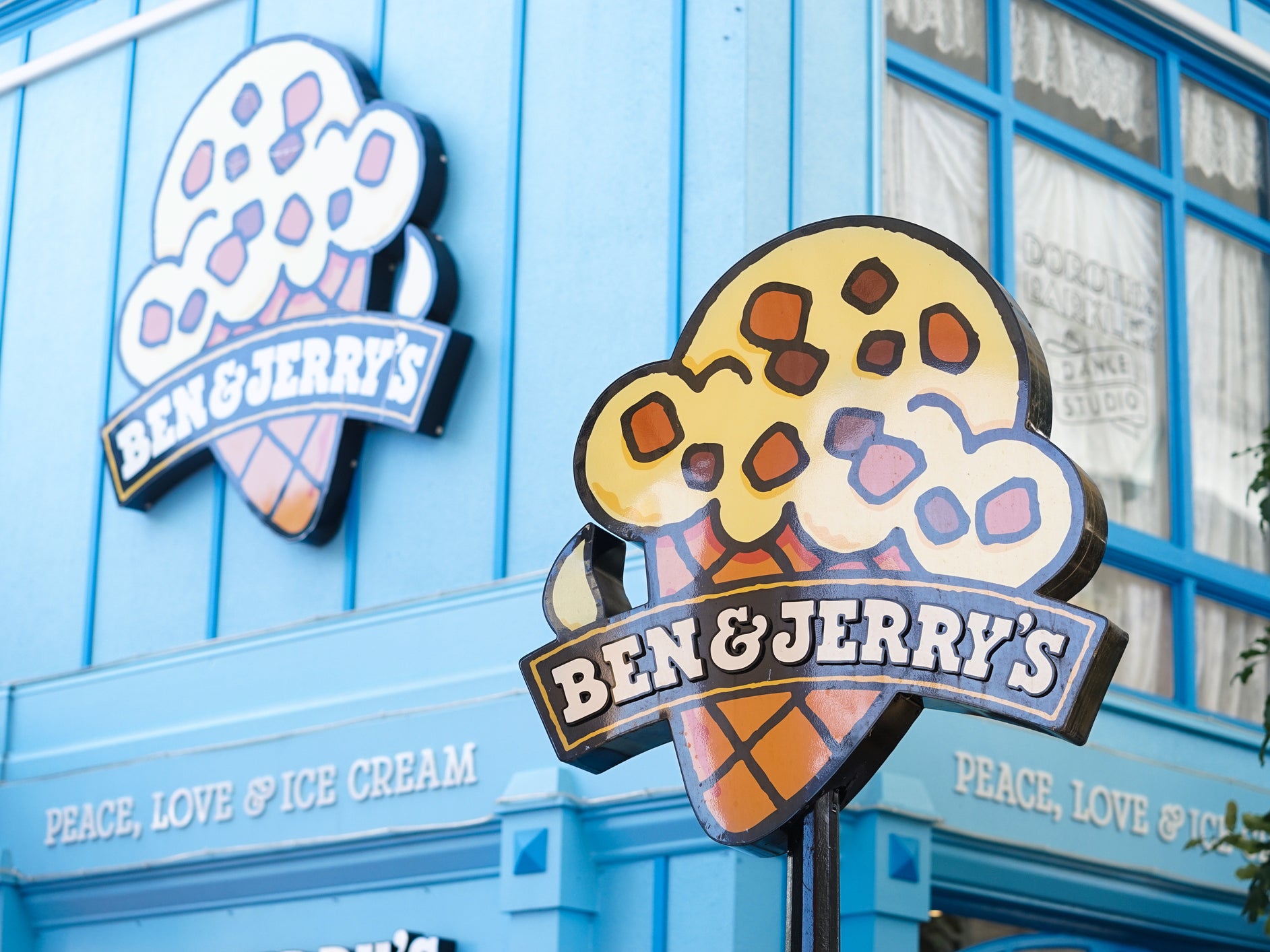 Ben and Jerry&apos;s releases statement in support of Black Lives Matter stressing &apos;urgent need to dismantle white supremacy&apos; thumbnail