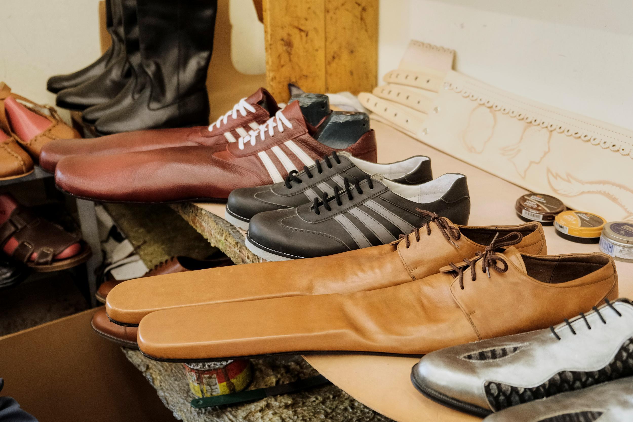 Shoemaker makes size 75 shoes for social distancing (Reuters)