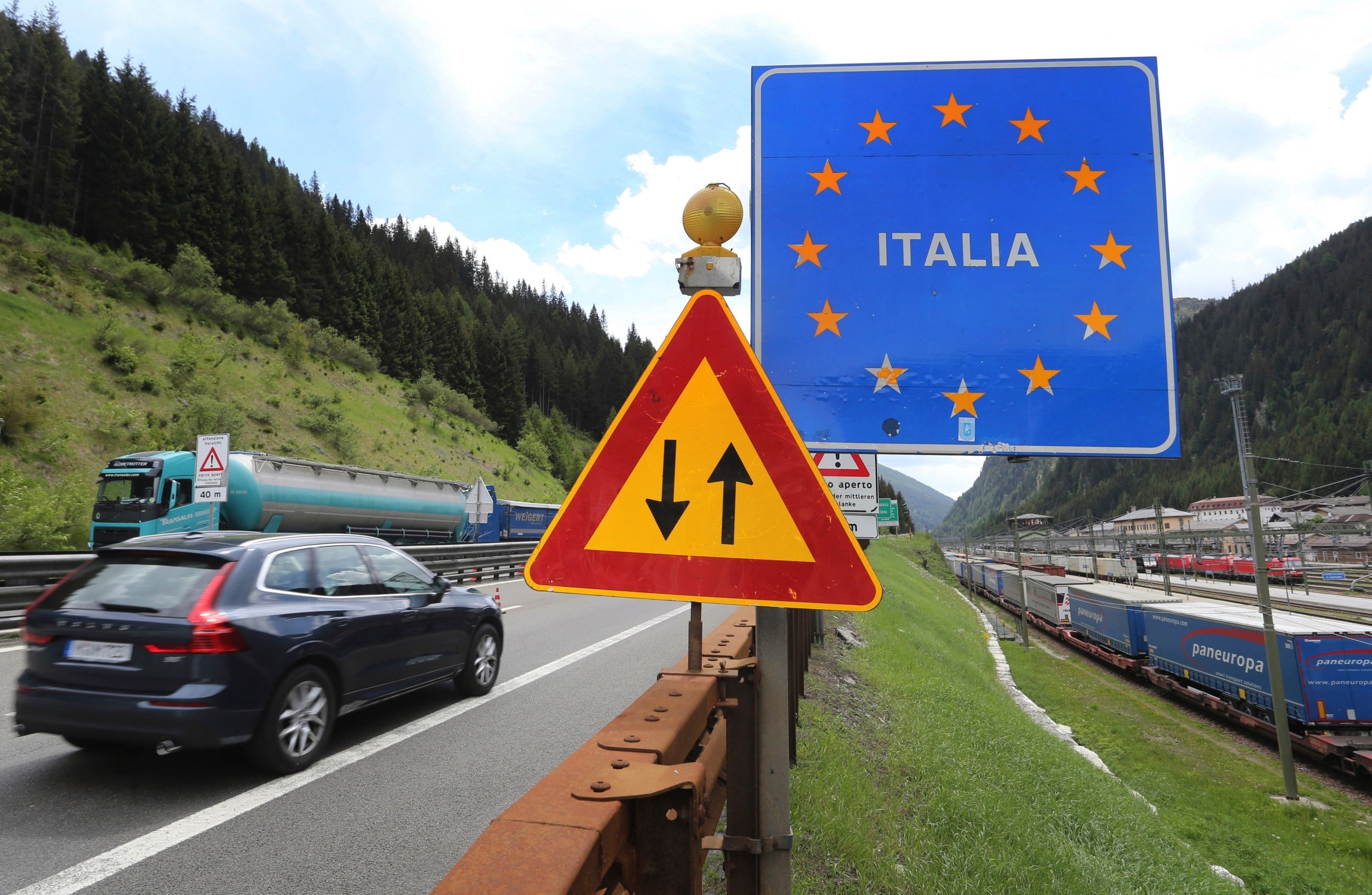 A car from Germany drives from Austria to Italy at the Brenner Pass boarder crossing