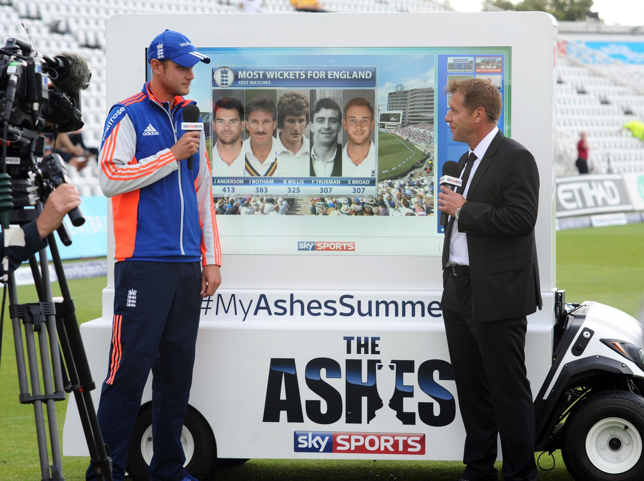 Ward talking to Stuart Broad during the 2015 Ashes