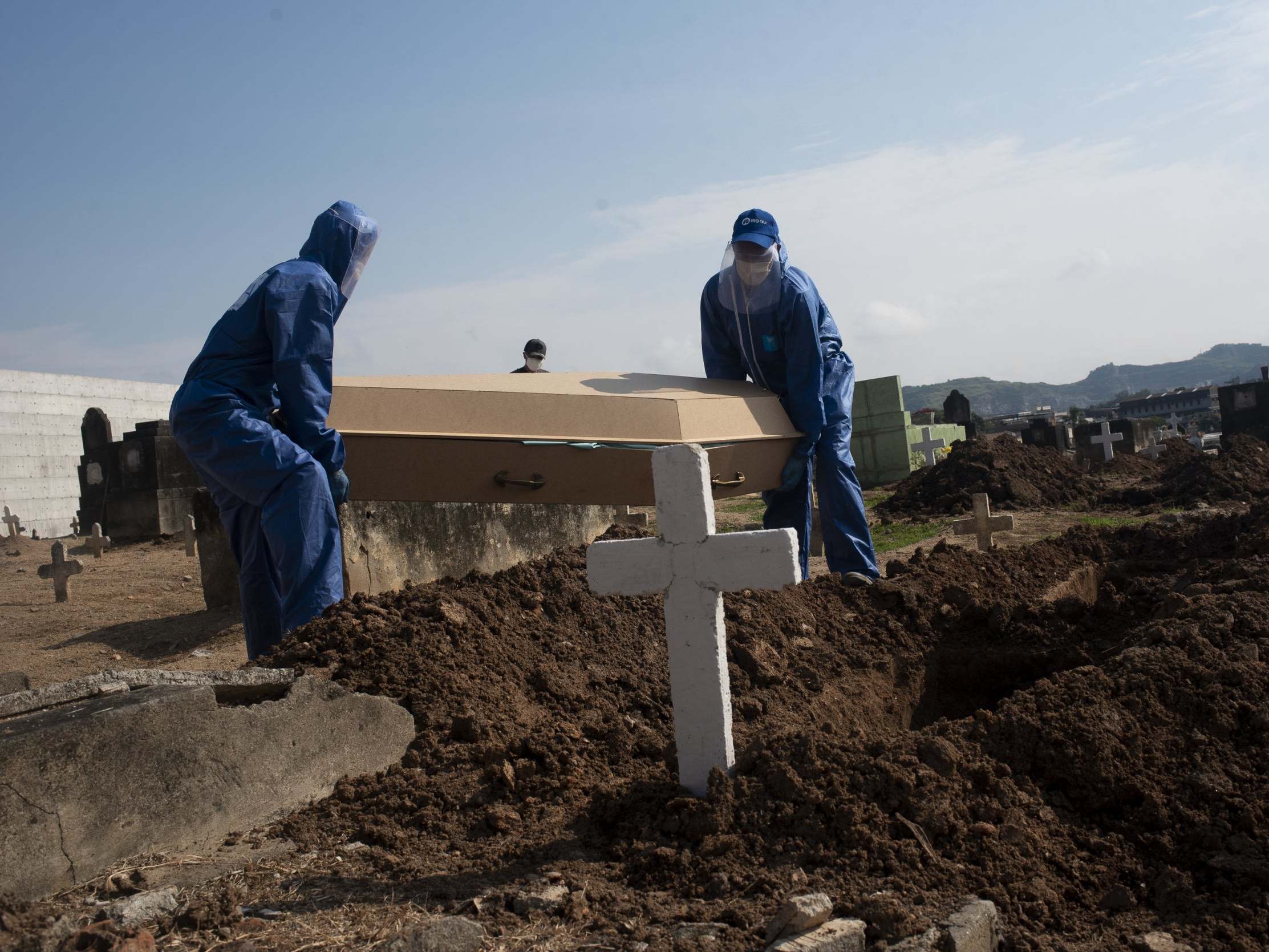 A victim of Covid-19 is buried in the cemetery of Inhauma, north of Rio de Janeiro