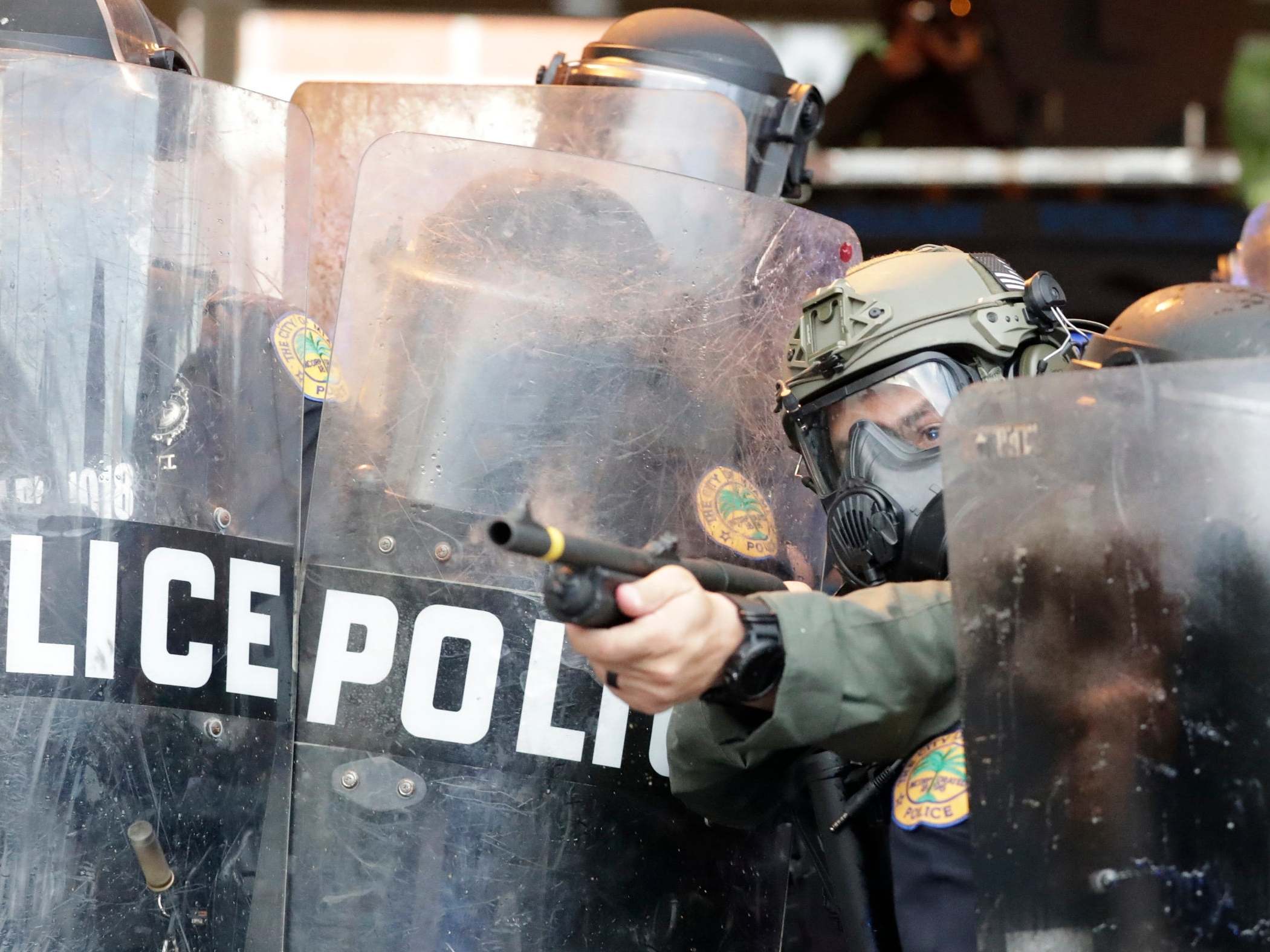 Police fire rubber bullets at protesters in Miami