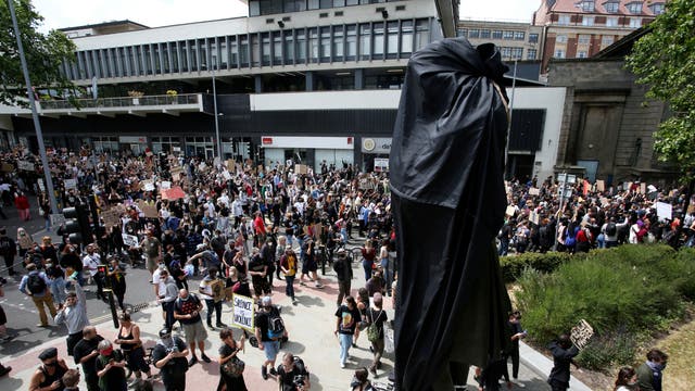 Edward Colston: Black Lives Matter protesters in Bristol pull down and throw statue of 17th-century slave trader into river | The Independent | The Independent