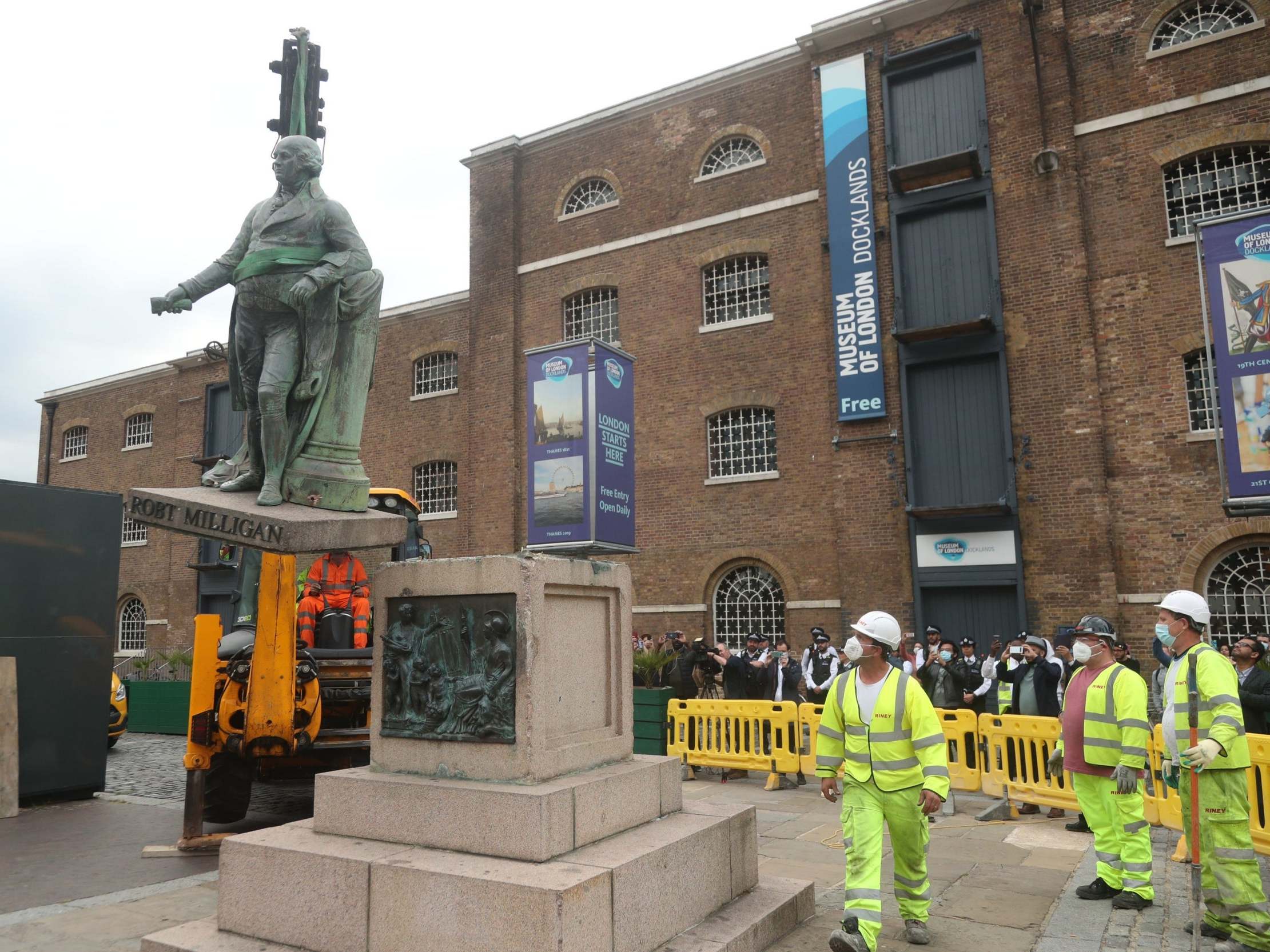 Robert Milligan: Workers remove statue of slave trader in London thumbnail