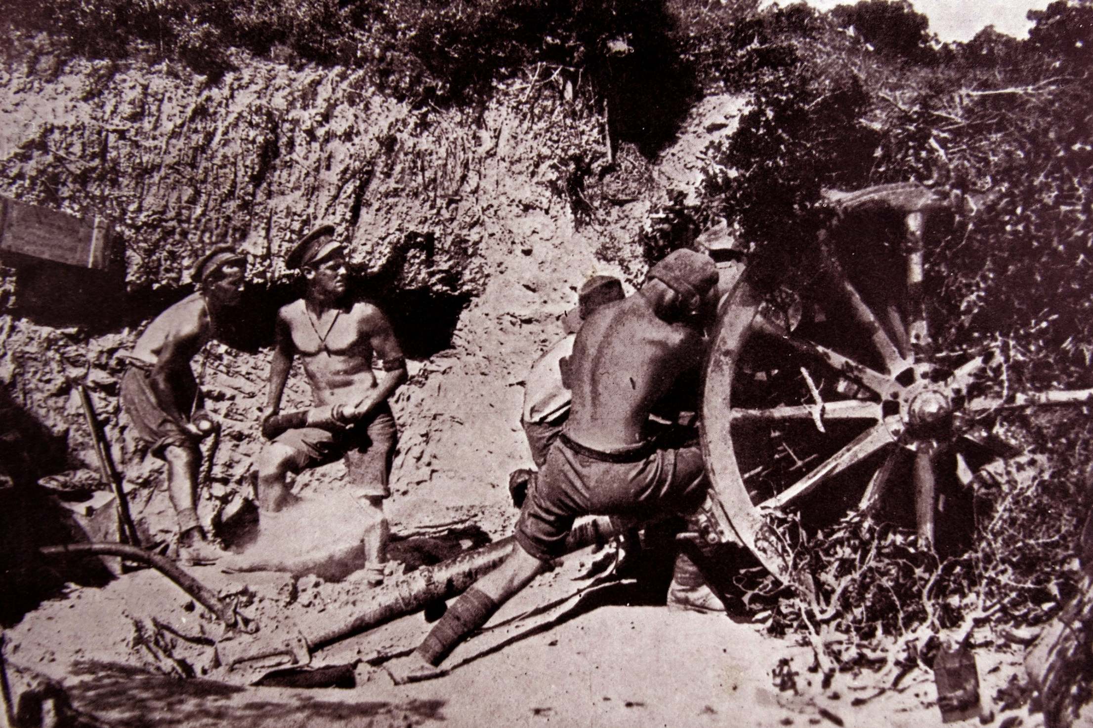 Australian artillery gunners during the Gallipoli campaign of 1915