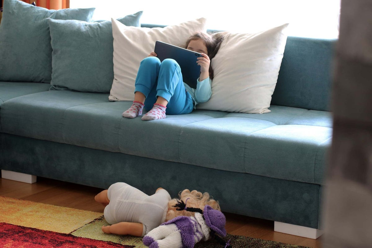 https://static.independent.co.uk/s3fs-public/thumbnails/image/2020/06/11/16/children-screen-time-1.jpg?width=1200&height=800&crop=1200:800