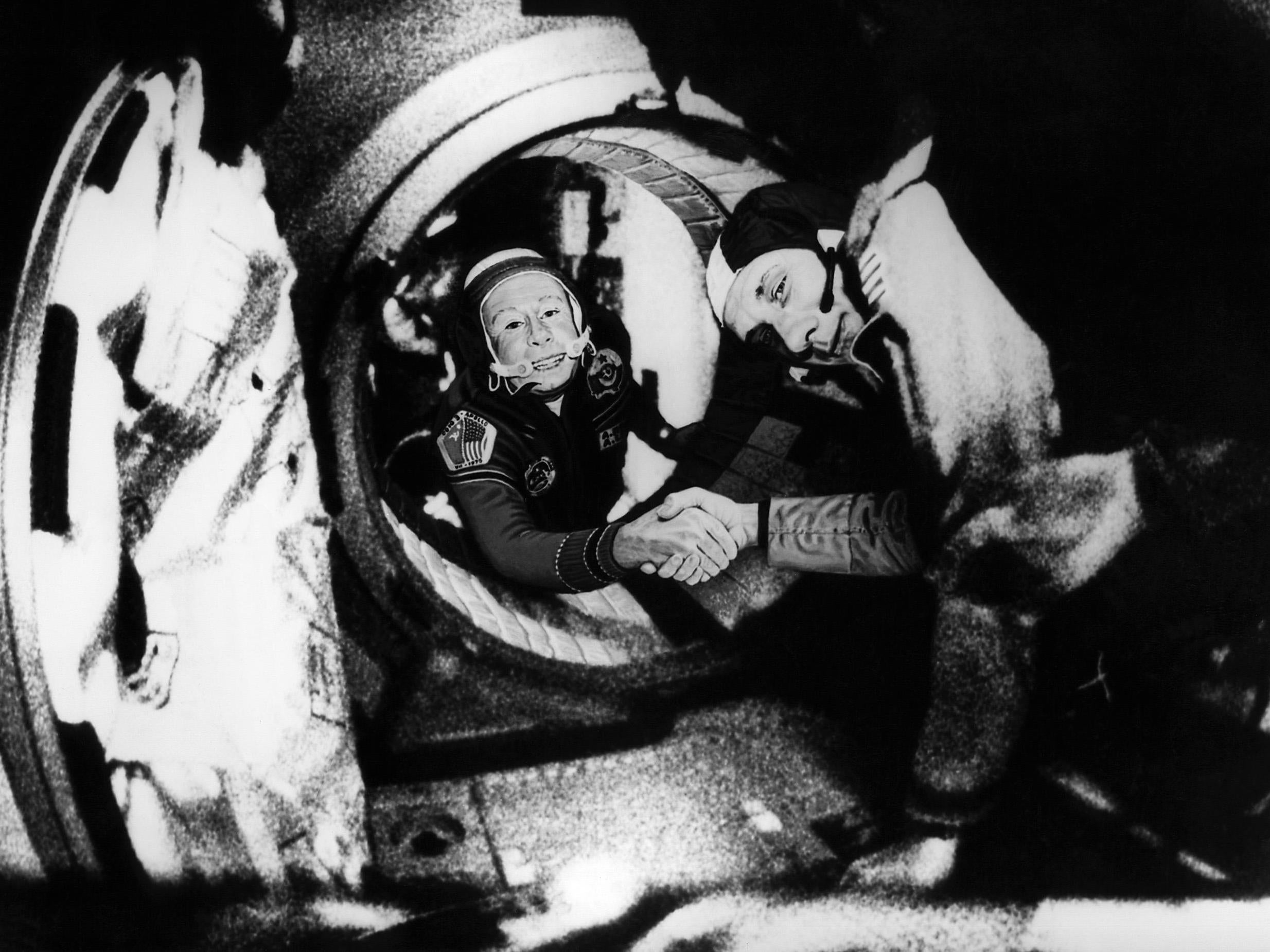 17 июля 1975 года. Союз Аполлон Леонов Стаффорд. Союз Аполлон экипаж Союз-Аполлон 1975.