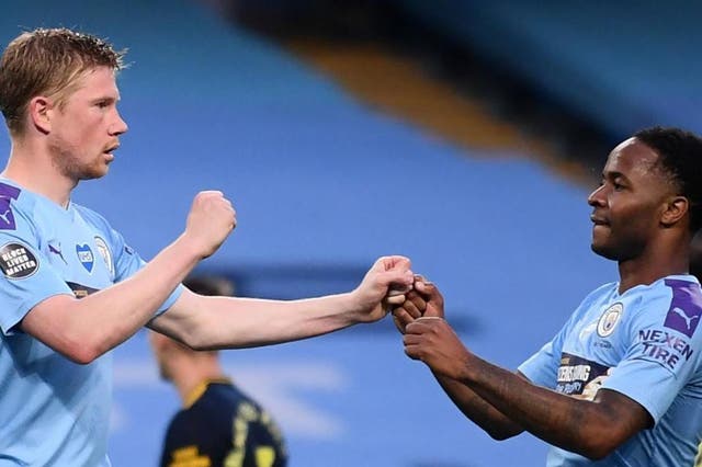 Manchester City celebrate after Kevin De Bruyne scores from the spot