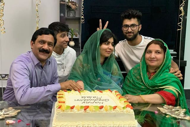 Malala Yousafzai celebrates her graduation with her family