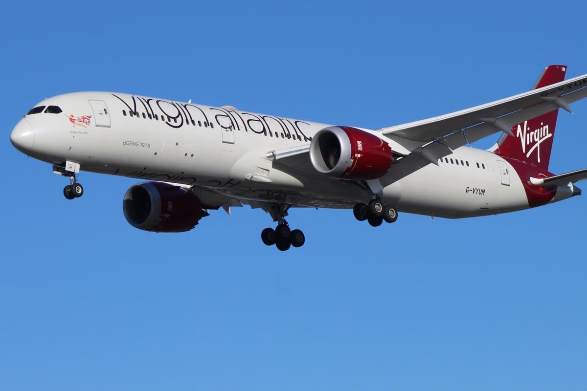 Penerbangan London ke LA melakukan pendaratan darurat setelah pria mencoba ‘membuang jendela’