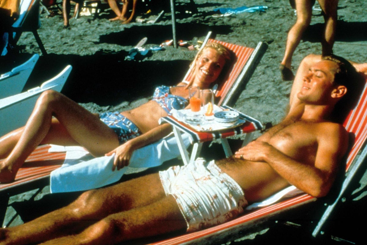 Our holidays have become smartphone binges &ndash; here&rsquo;s how we can truly relax