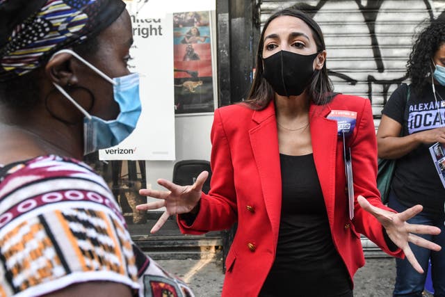 Alexandria Ocasio-Cortez, quien respalda a algunos de los recién llegados, hace campaña en el barrio del Bronx de la ciudad de Nueva York.