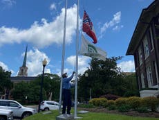 Mississippi mayor removes state flag bearing Confederate image
