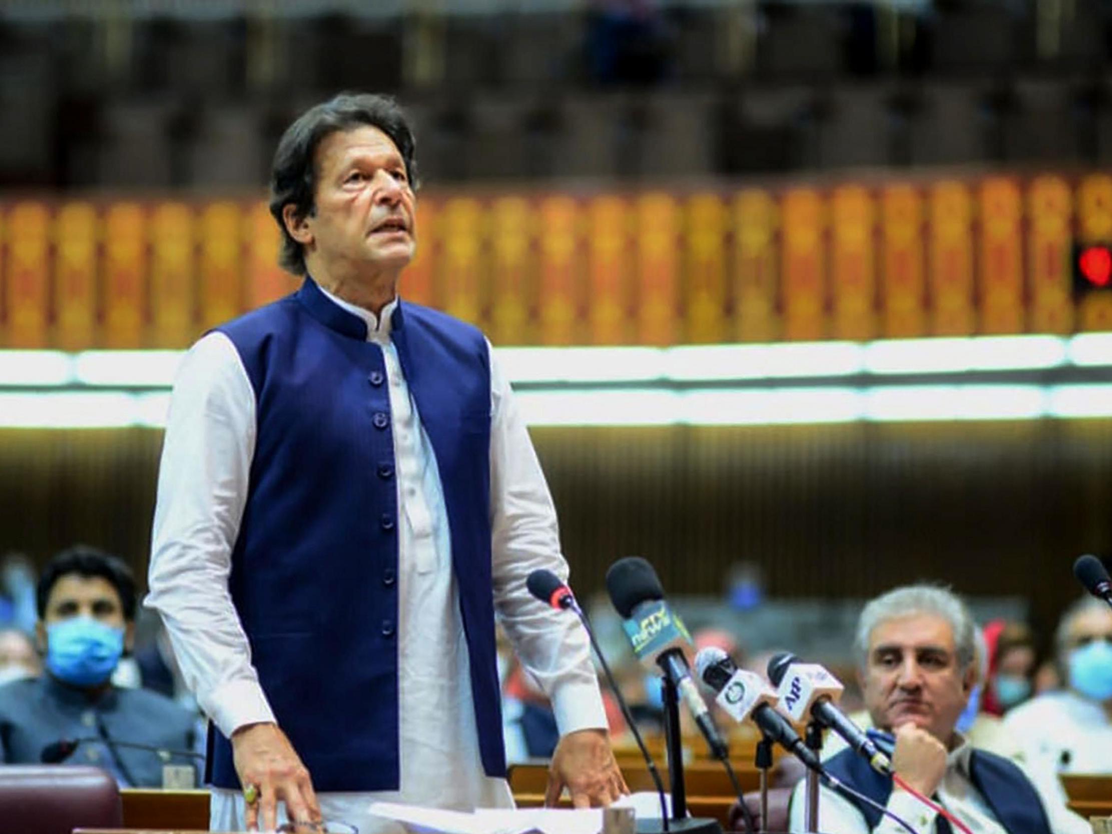 Pakistan's Prime Minister Imran Khan (L) speaks during a National Assembly session in Islamabad on 25 June, 2020.