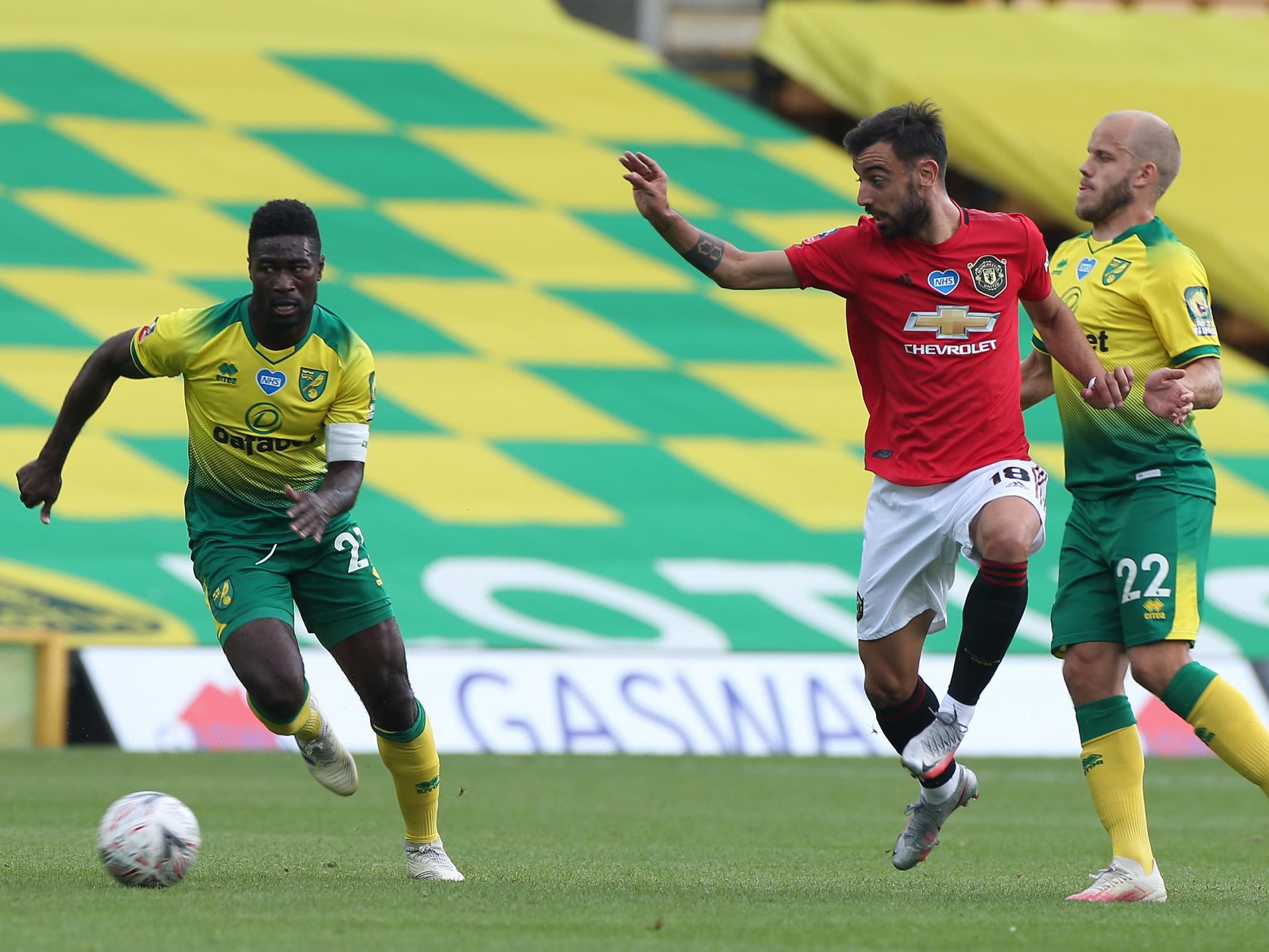 Fernandes controls the ball under pressure vs Norwich