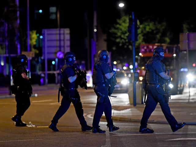 Policía armada en el lugar del ataque del Puente de Londres en 2017