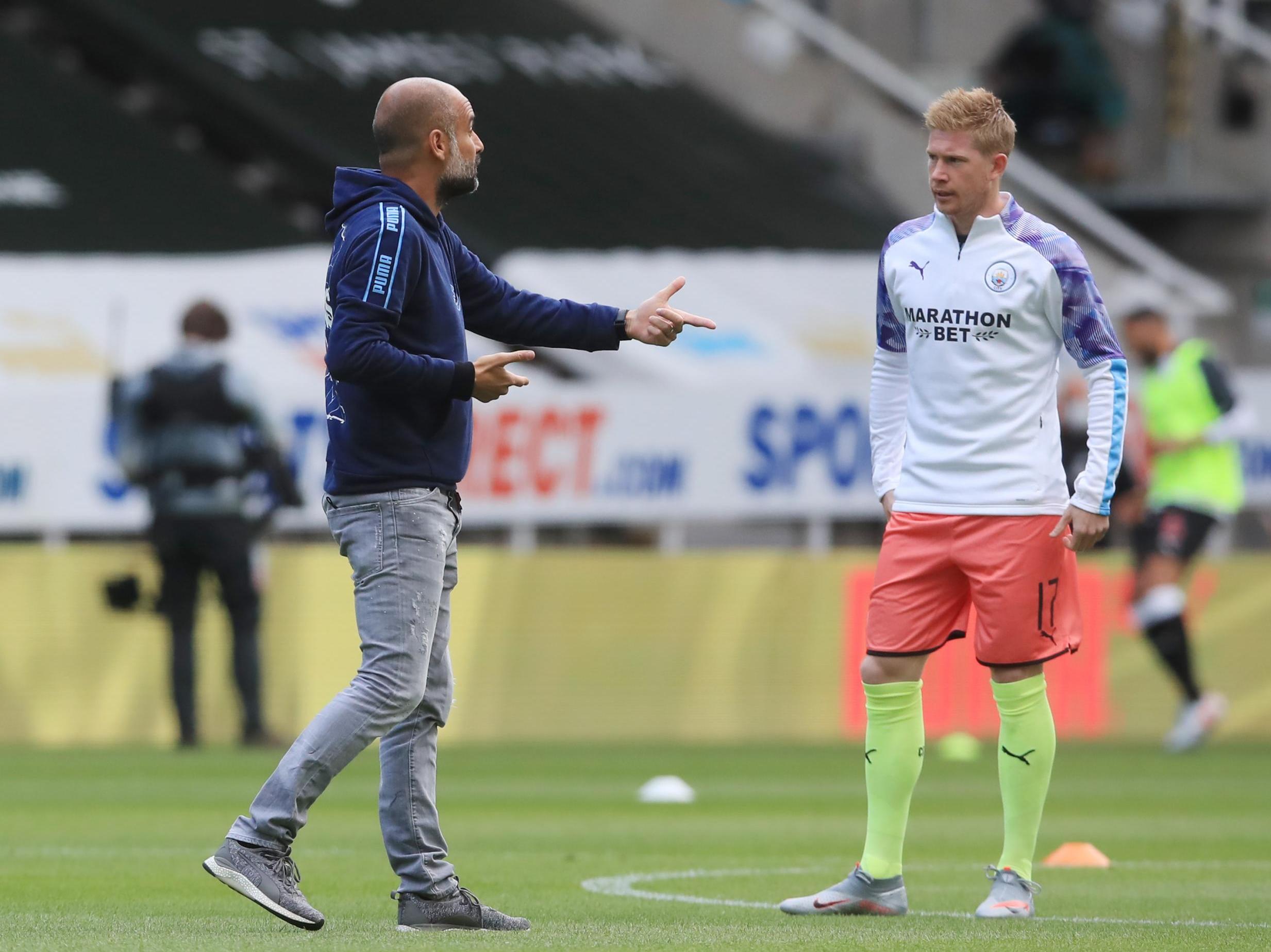 Pep Guardiola instructs Kevin De Bruyne prior to kick-off