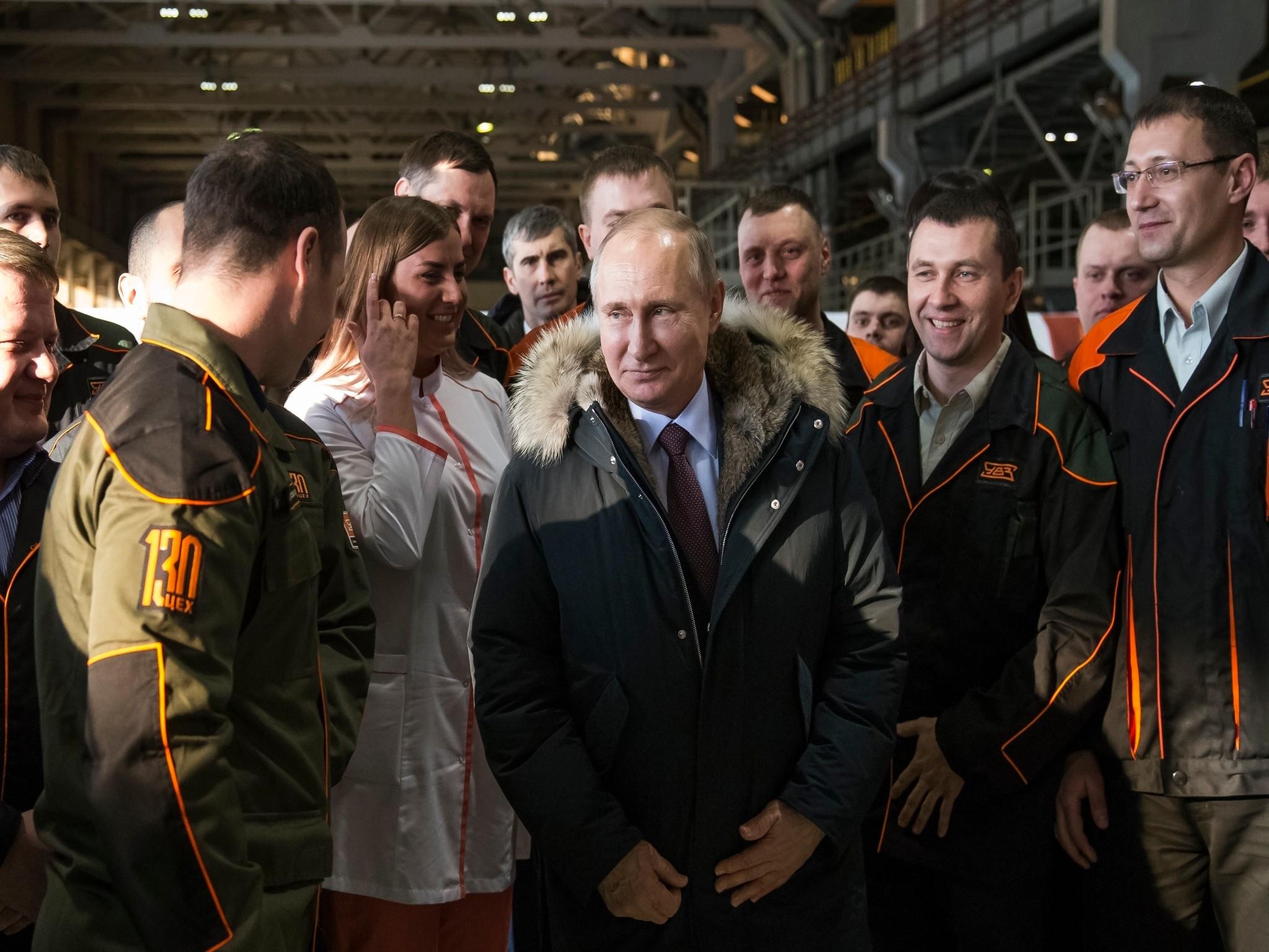 Putin listens to employees of Uralvagonzavod factory in Nizhny Tagil in 2018