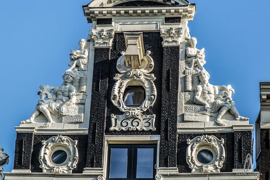 Warehouse gables depict slaves alongside their produce