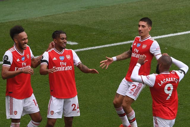 Bellerin celebrates with teammates after Arsenal score
