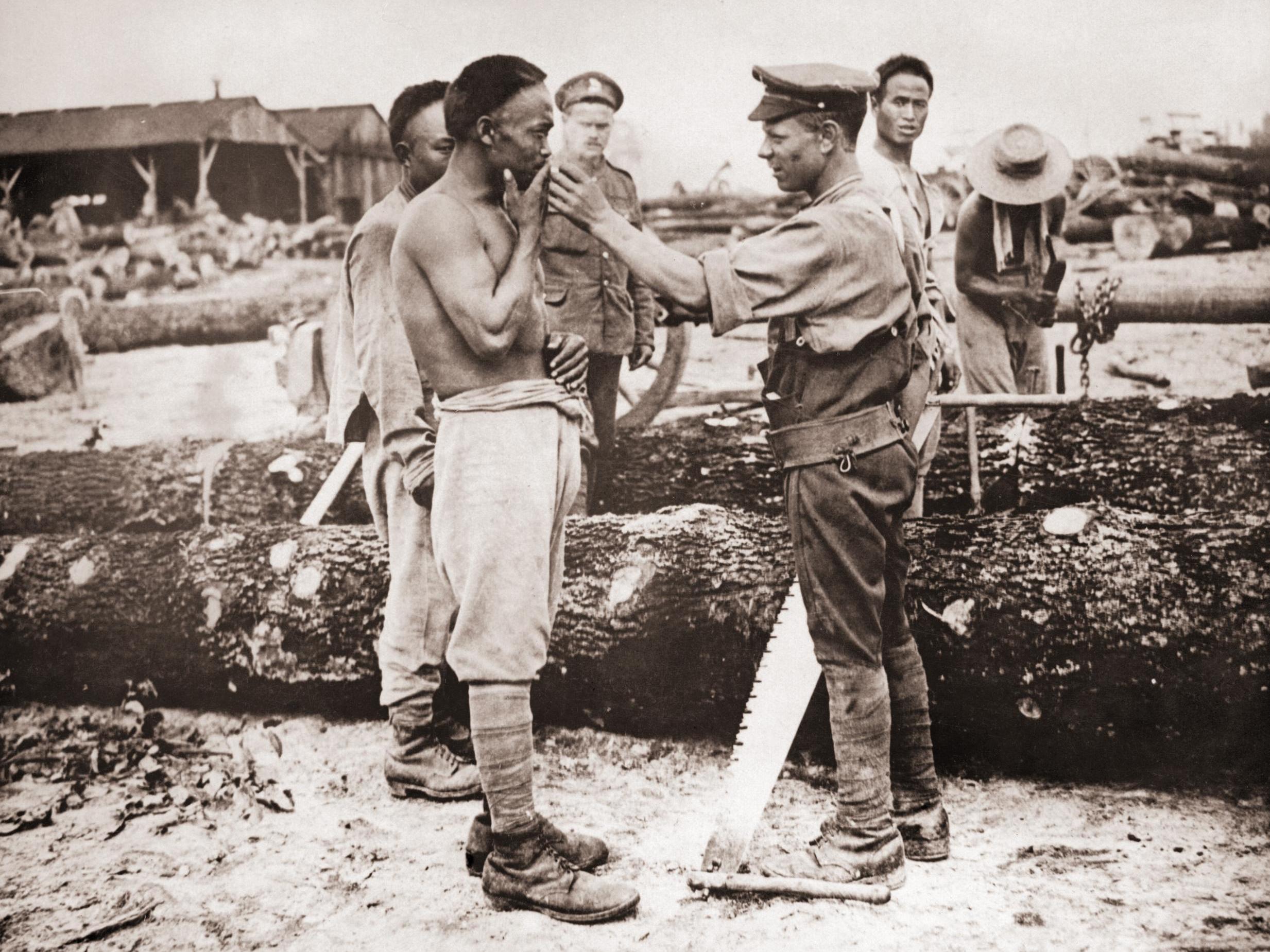 A British soldier shares a cigarette with a Chinese labourer in France during the war