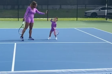 Serena Williams and daughter play tennis in matching outfits 
