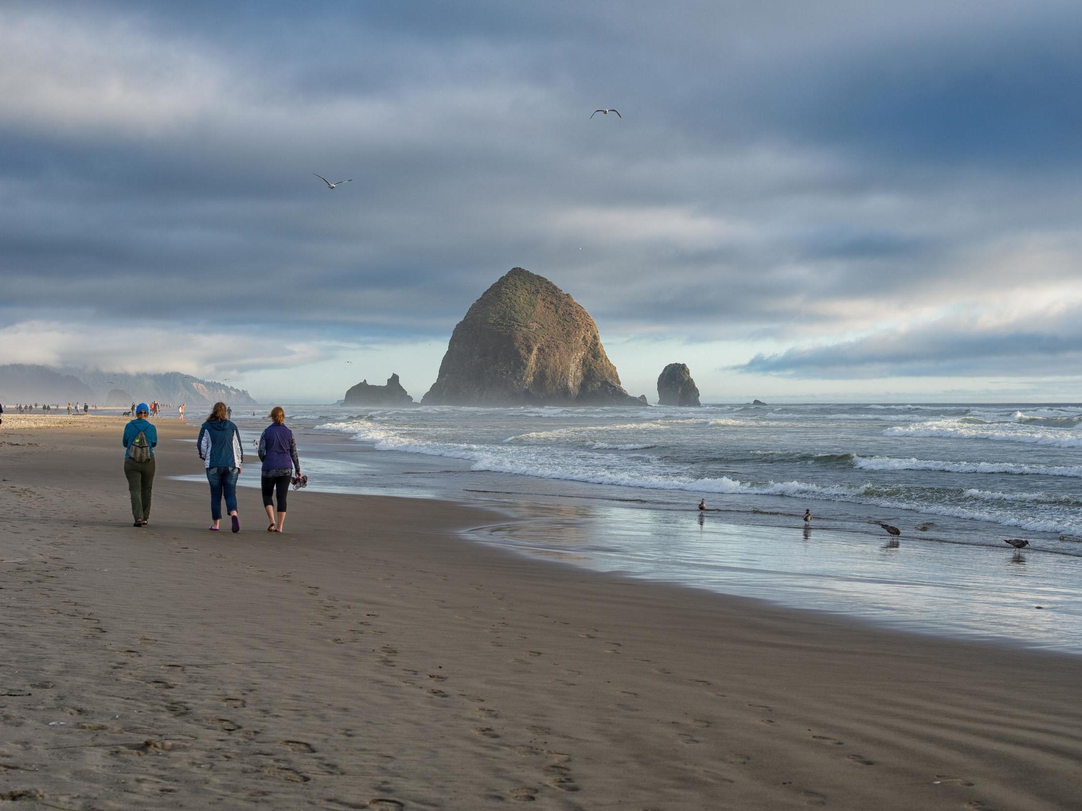 Related video: Couple point guns at protesters in St Louis