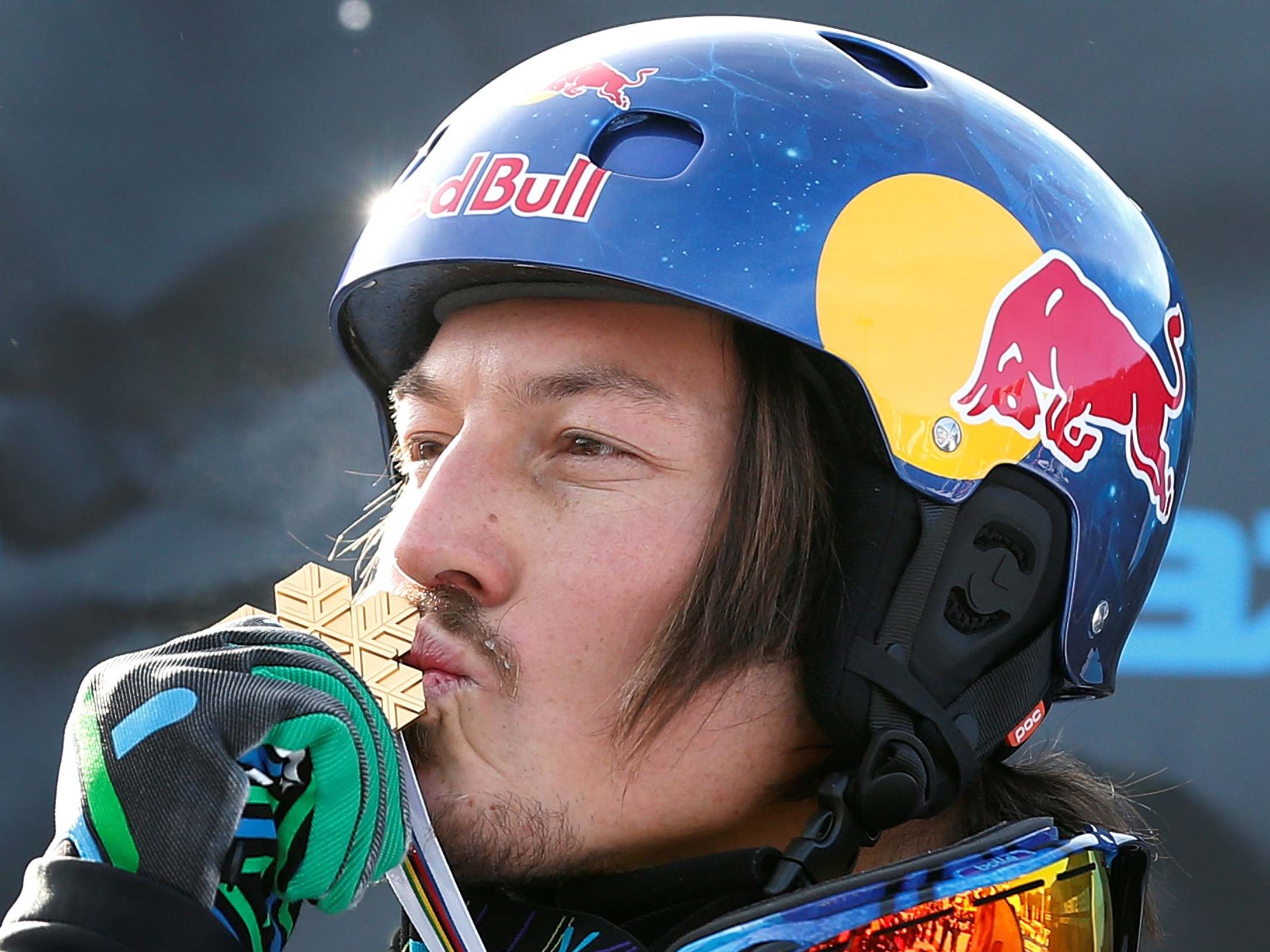 Alex Pullin, two-time snowboard world champion, has died at the age of 32