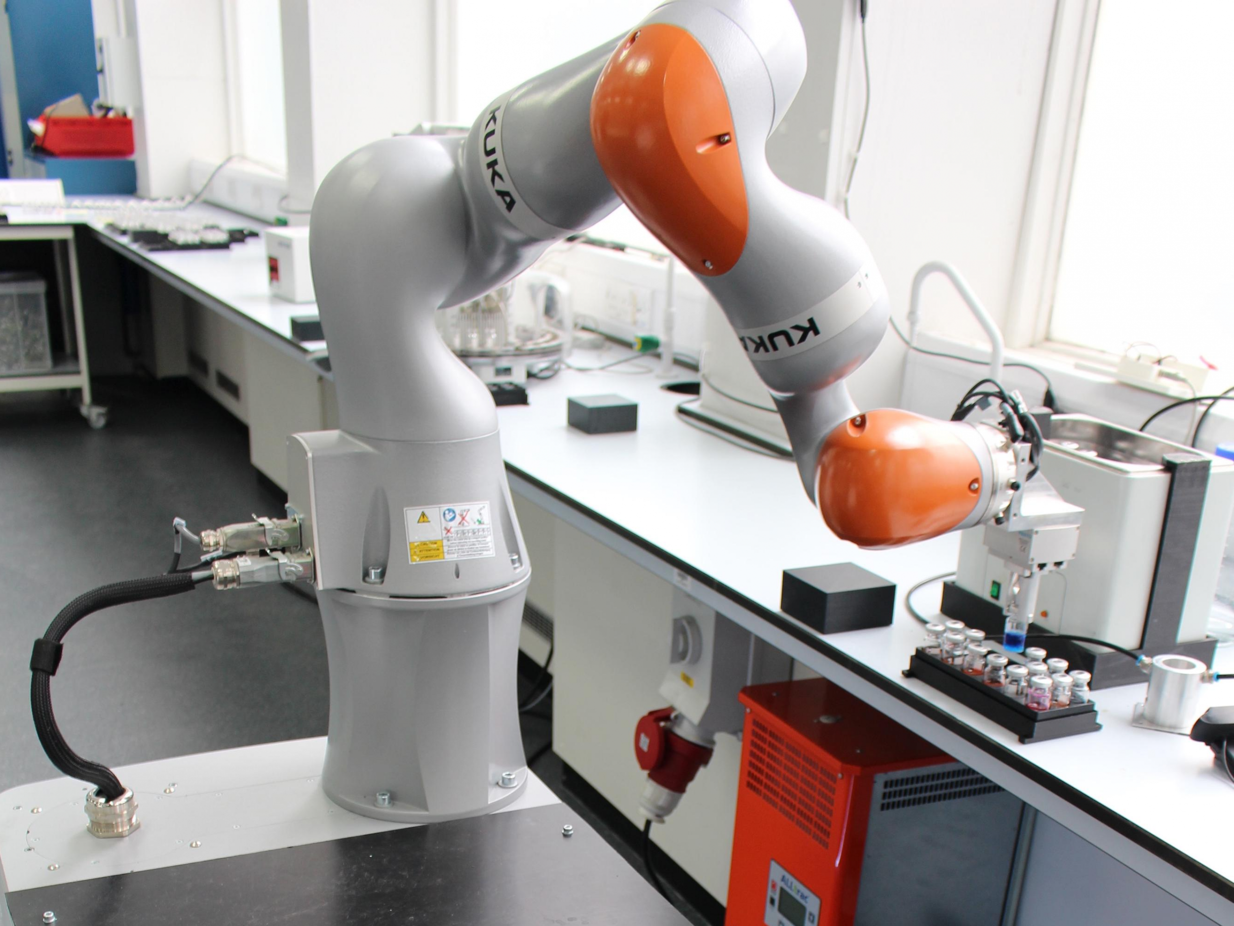 Какой из автономных роботов созданный французским изобретателем. Роботы ученые. Робот лаборант. Ученый с робот в лаборатории. Роботы манипуляторы ученые.