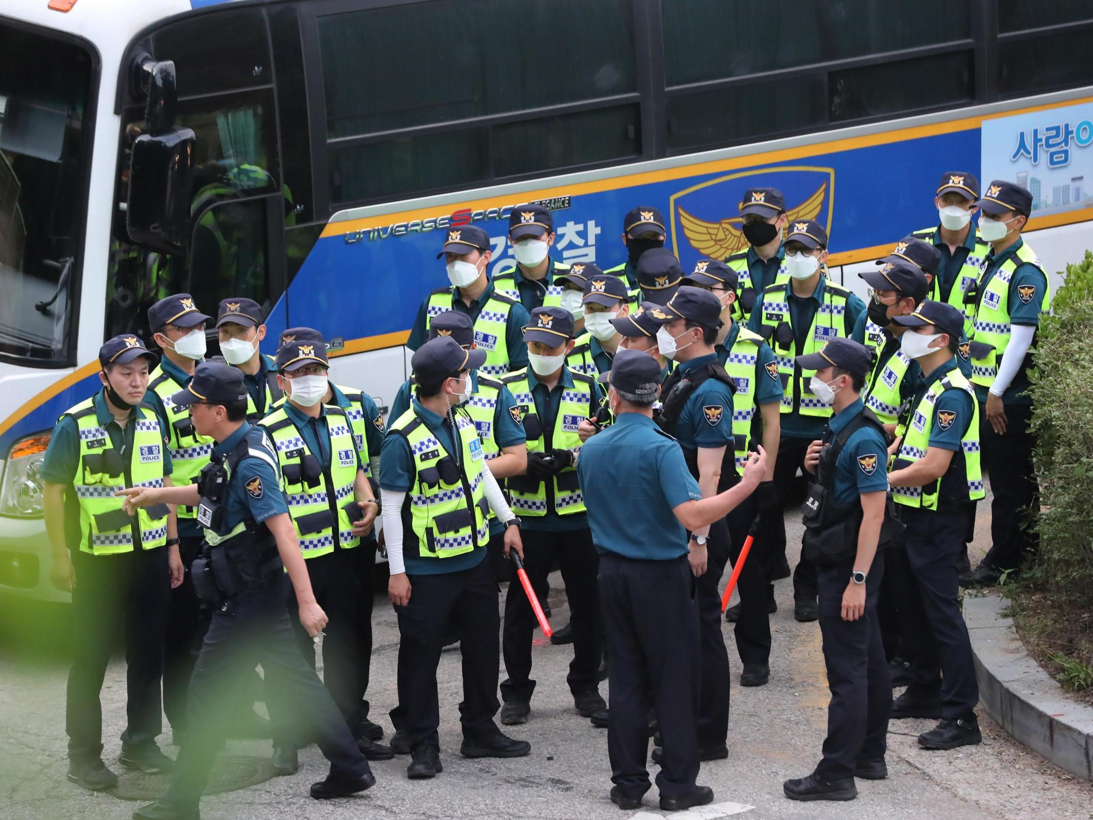 Police officers arrive to search for Park Won-soon in Seoul